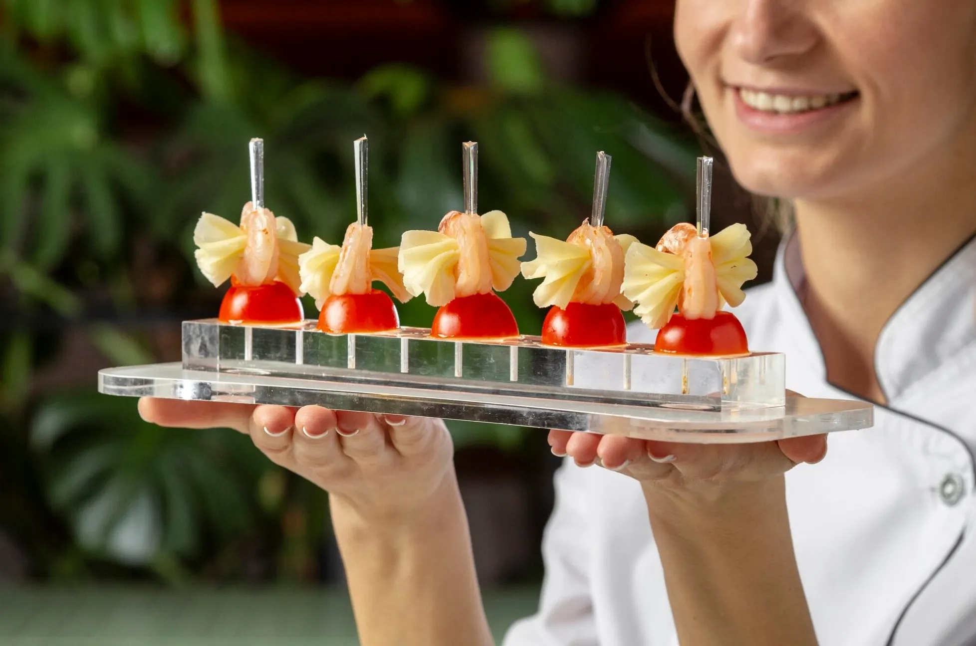 Удивить и накормить: чем хороши фуд-станции на корпоративе