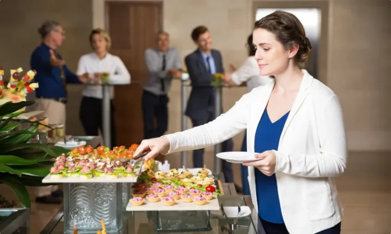 Не роскошь, а моветон почему «шведский стол» уходит в прошлое
